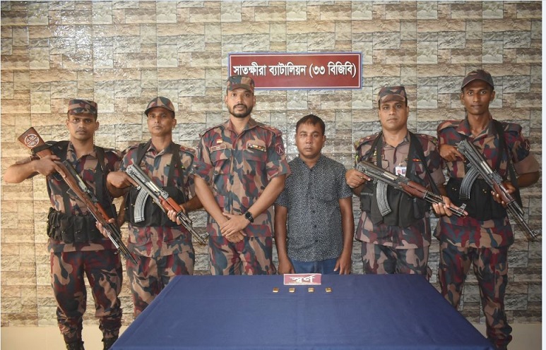 সাতক্ষীরায় ৫ পিচ স্বর্ণের বারসহ এক চোরাকারবারি আটক